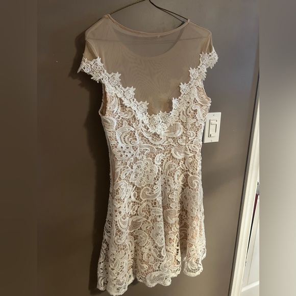 White lace mini dress - Picture 4 of 8